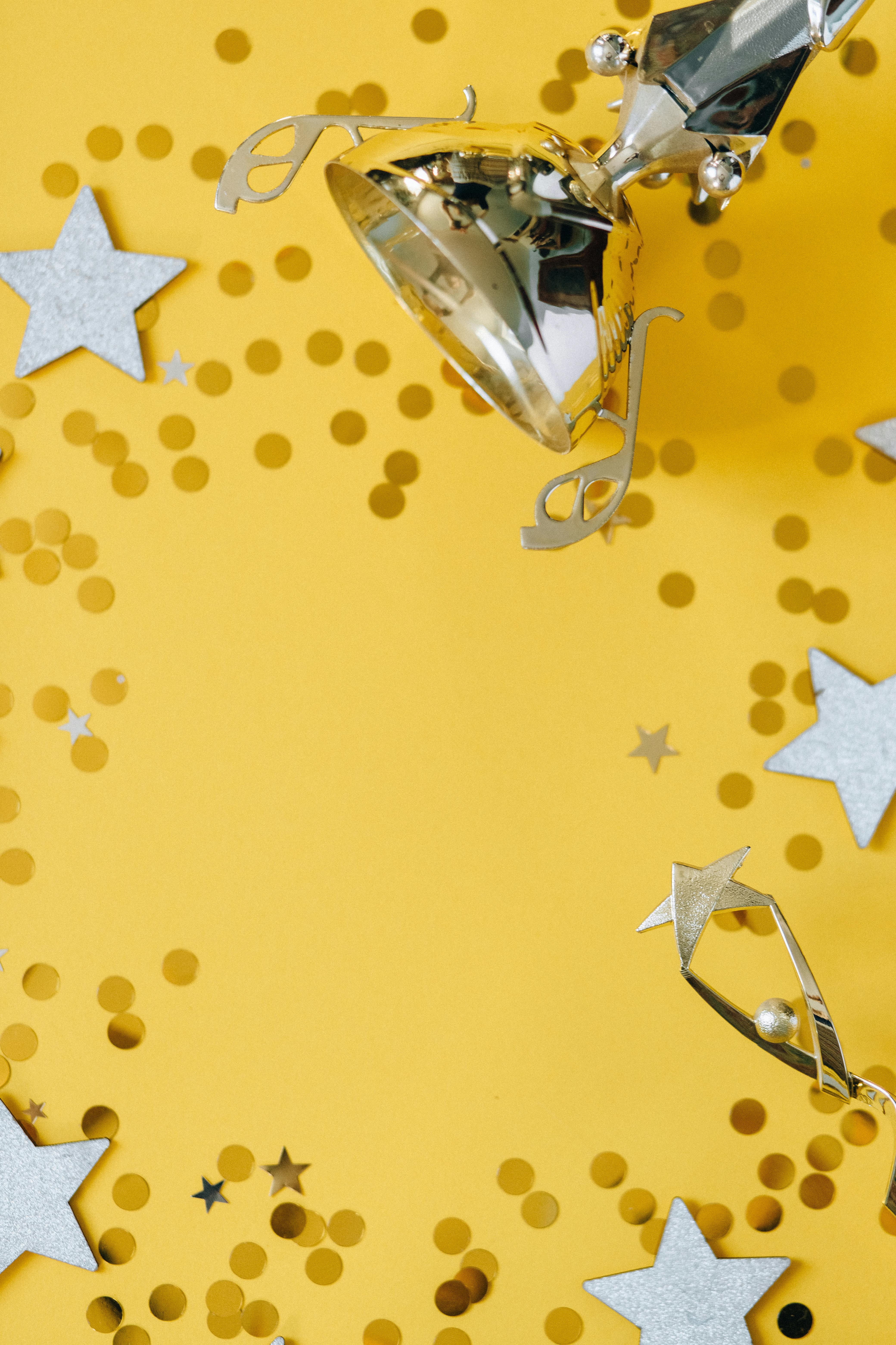 Foto de Nataliya Vaitkevich: https://www.pexels.com/es-es/foto/taza-copa-estrellas-plata-6532591/